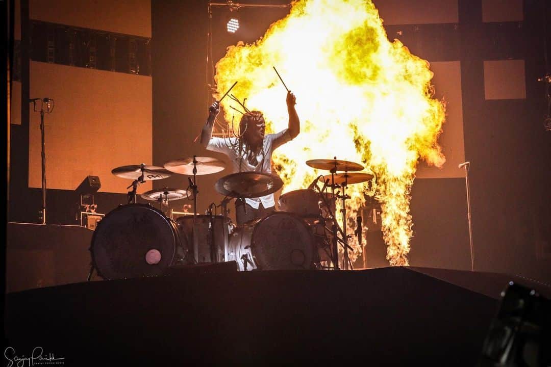 Shinedownさんのインスタグラム写真 - (ShinedownInstagram)「Mr @bkerchofficial never fails to bring the 🔥 HEAT 🔥 and he will be bringing it to the NEXT level in just about a week! Get up and get ready, folks... . . 📷 @sanjayparikhphoto #shinedown #shinedownnation #attnattnworldtour #rockdrummer #drummersofinstagram」9月9日 4時46分 - shinedown