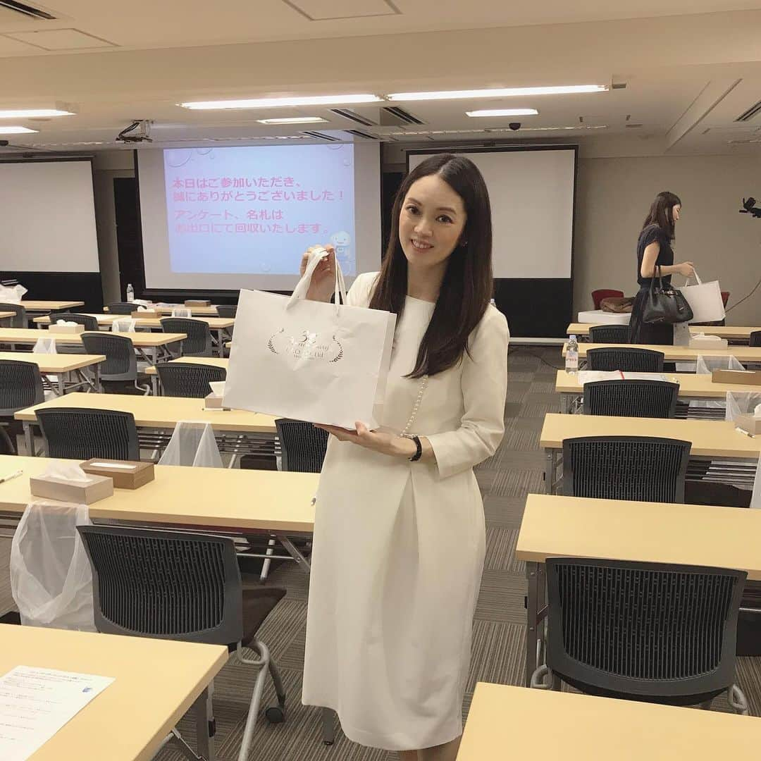 小西さやかさんのインスタグラム写真 - (小西さやかInstagram)「昨日は、ドクターズコスメで有名なITOさん主催の美容クリニックさん向けセミナーで講師をさせていただきました。看護師さんやお医者様まで日本化粧品検定のことを知ってくださっていて、「11月に受験予定です」とお声がけいただきとてもうれしかったです。 ITOさんは、ビタミンC誘導体の研究で化粧品業界でもとても著名な医学博士　伊東忍さんが立ち上げ会社です。そのため、最新のビタミンC誘導体が高濃度で配合されたコスメやクリニックでお客様のカウンセリングをしながら院内調合する院内調剤キットも発売されています。 . 水にも油にも溶ける両親媒性のビタミンC誘導体としてAPPSが有名ですが、不安定で活性が下がることが問題でした。そこで、ITOさんでは、グリセリンやオクタノールを結合させ安定性化させたGOVCという新しい両親媒性のビタミンC誘導体を独占販売しており、今や世界中で大人気のビタミンC誘導体だそうです。 . ビタミンCの美白効果以外にも、グリセリンの結合による保湿効果、オクタノール基による抗菌効果（ニキビ対策）もあり、その高い機能性にも注目されています。 . 今回、私も、この大注目のGOVCを使った調合を体験。実際手作りしたコスメを使うのが楽しみです。 GOVCが入った商品「APPプラスEローションGOプレミアム」、通常ルートでは購入することができず、取り扱いされているクリニックのもの販売だそうです。 #美容クリニック#ビタミンC#ITO#グリセリン#ニキビ対策#美白効果#美白#保湿#美容外科#皮膚科医#看護師#シミ#シミ対策#シミ予防#美白コスメ#美白化粧品#ドクターズ#ドクターズコスメ#メディアカルコスメ#カウンセリング#コスメコンシェルジュ#日本化粧品検定#化粧品検定#ドクターズスキンケアブランド #ドクターズサプリ #ドクターズ#シミケア #メディカル」9月9日 10時15分 - cosmeconcierge