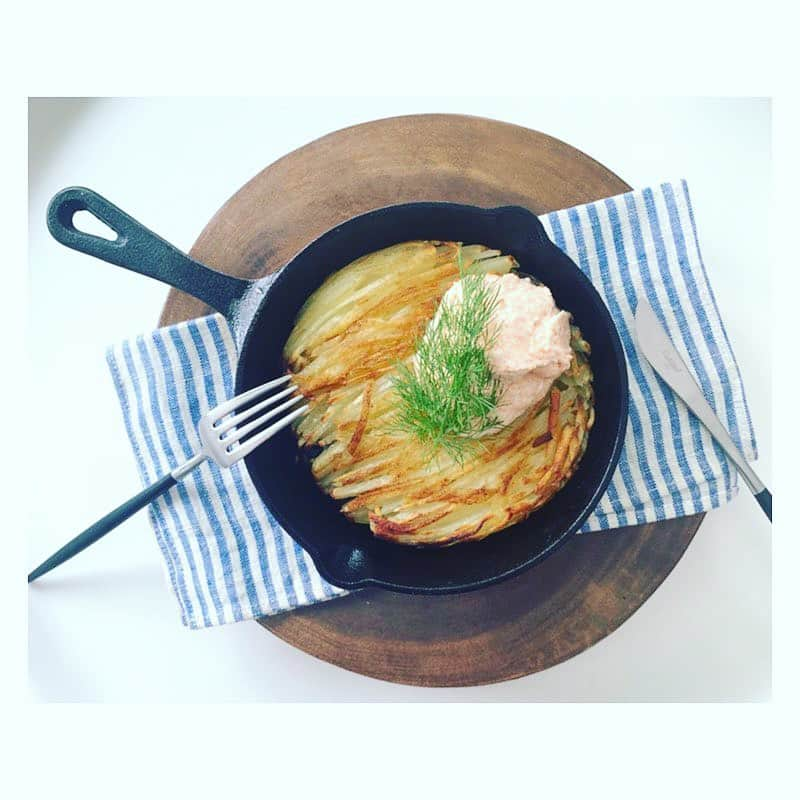 市橋有里さんのインスタグラム写真 - (市橋有里Instagram)「朝食にガレットを焼いてみました🍴🥔シンプルなポテトは塩だけでおいしい。カリカリの目玉焼きを乗せてとろりとした黄身とからめて食べると、朝のエネルギーチャージにぴったり♪カリウムも豊富なのでむくみ対策にも◎ ・ #おはようございます #朝食に #ビタミンc  #カリウム #ポテト #ポテトパワー #ポテトパフォーマンス #オレアイダ #ポテトはアスリートフード☝️ #明太子ソースをかけると朝から飲みたくなるw #breakfast  #instafood  #小料理屋あり」9月9日 10時21分 - ariichihashi