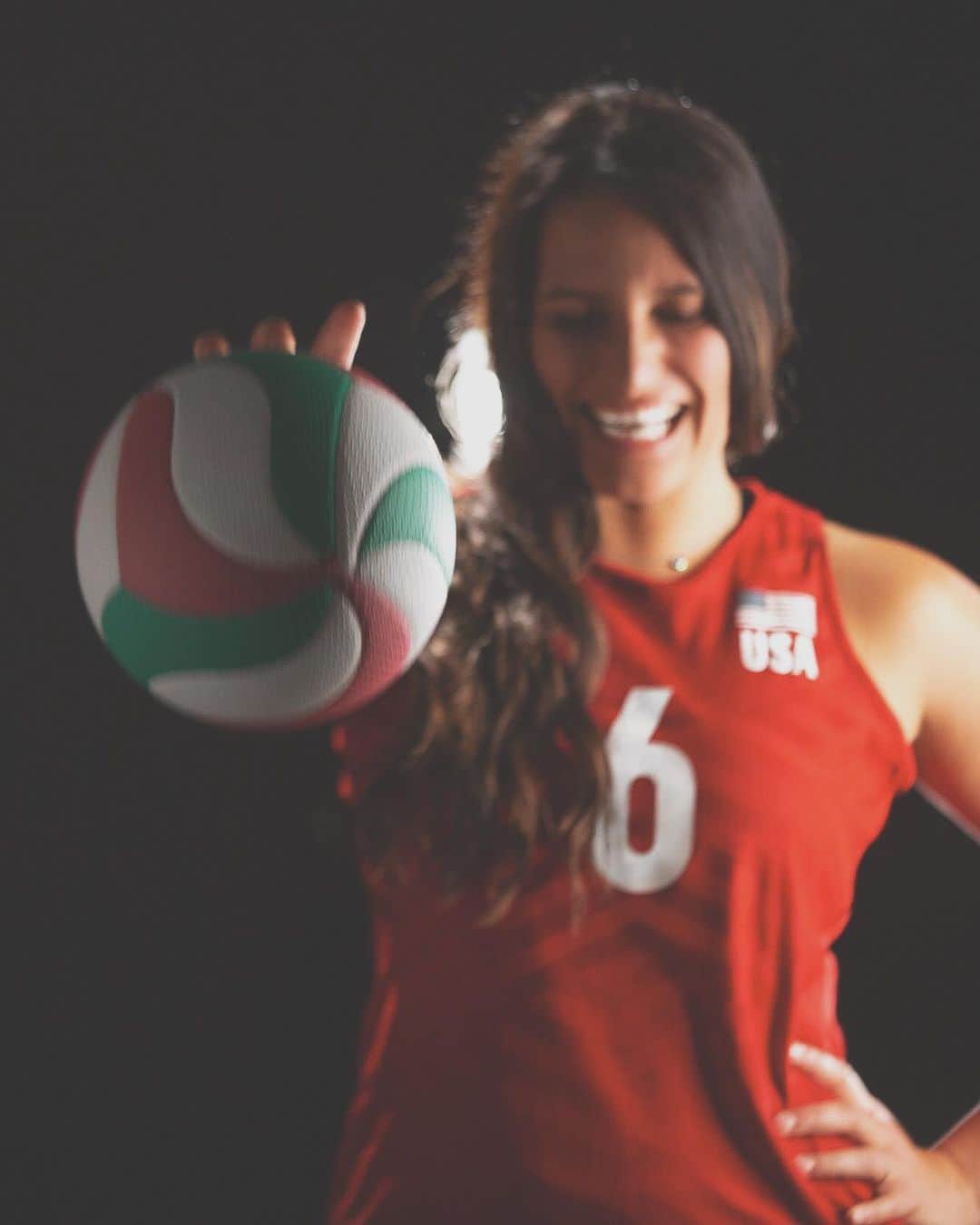 テトリ・ディクソンのインスタグラム：「Fressssh photos with the bomb lighting @lizzobeeating ✨ off to World Cup with 13 of my closest friends what could be better? ✌🏽 . . . 📸 USAV . Oh also..... EQUAL RIGHTS FOR MIDDLES 2020 issamovement pass it on @chiaka11」