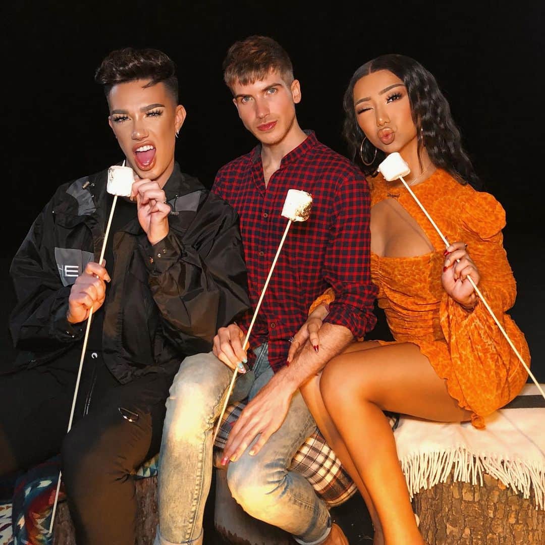 ジョーイ・グレーセッファのインスタグラム：「I swear officer, I’m INNOCENT! 🚨 My new series “Campfire Kiki” is HERE! Join @jamescharles, @nikita_dragun and myself for the first episode, “Drama In The Community” 🔥☕️👀 Link in bio + tag who you want to see around the campfire in the comments below.  #CampfireKiki」
