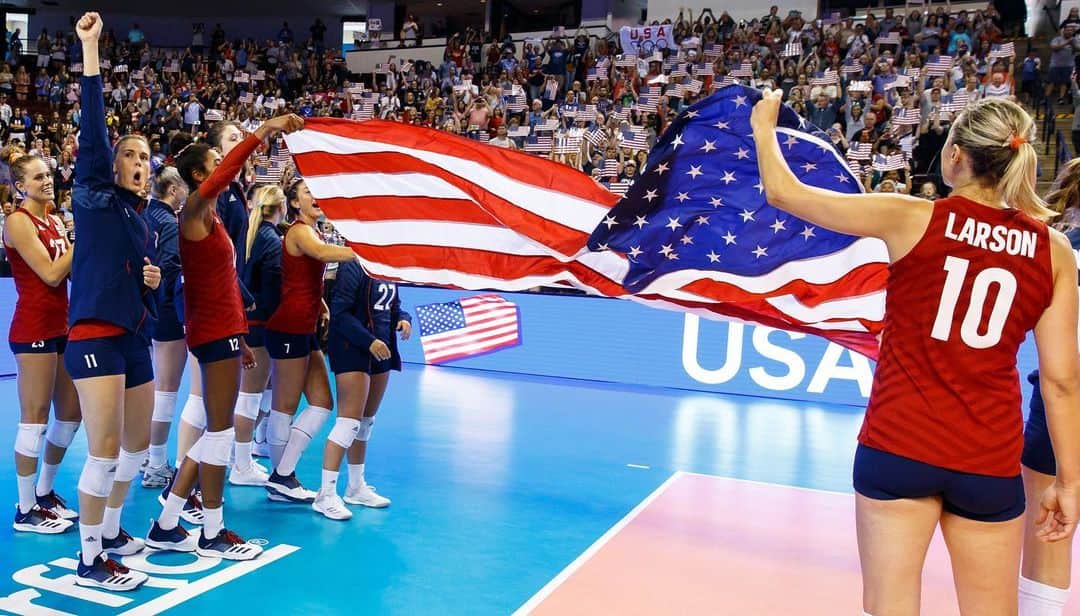 USA Volleyballさんのインスタグラム写真 - (USA VolleyballInstagram)「@usavwnt seeks elusive gold in the @FIVBVolleyball World Cup this month in Japan, just 10 months before return trip for Tokyo Olympic Games. @teamusa is only country to medal in each of the last 4 World Cups.  For roster and schedule, click our bio 🔗.」9月9日 5時09分 - usavolleyball