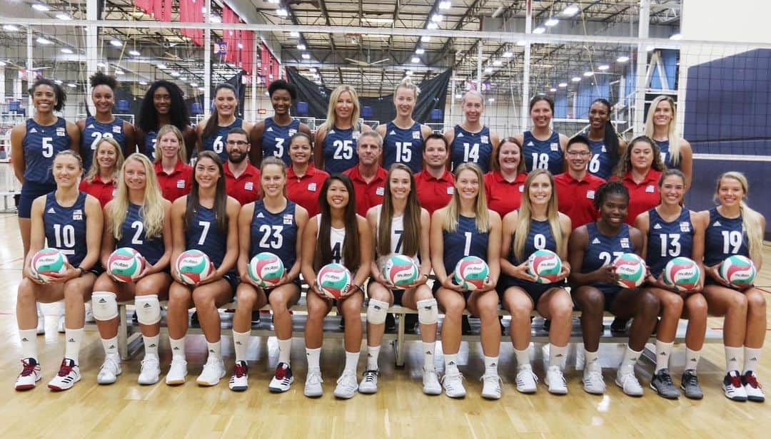 USA Volleyballさんのインスタグラム写真 - (USA VolleyballInstagram)「@usavwnt seeks elusive gold in the @FIVBVolleyball World Cup this month in Japan, just 10 months before return trip for Tokyo Olympic Games. @teamusa is only country to medal in each of the last 4 World Cups.  For roster and schedule, click our bio 🔗.」9月9日 5時09分 - usavolleyball
