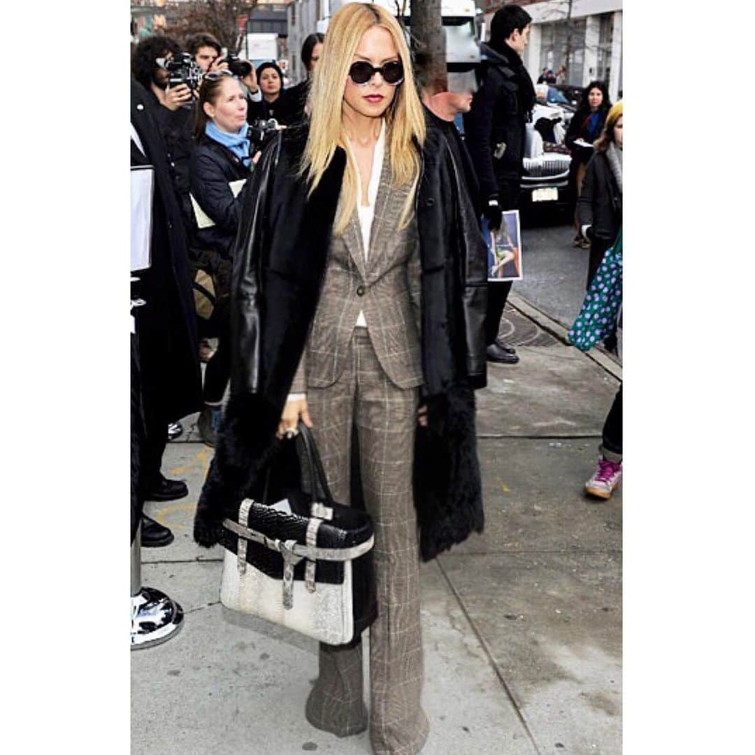 レイチェル・ゾーさんのインスタグラム写真 - (レイチェル・ゾーInstagram)「Coming for you @nyfw ✨ already such a good one! 💋XoRZ #nyfw #48hours always in a #powersuit」9月9日 5時19分 - rachelzoe