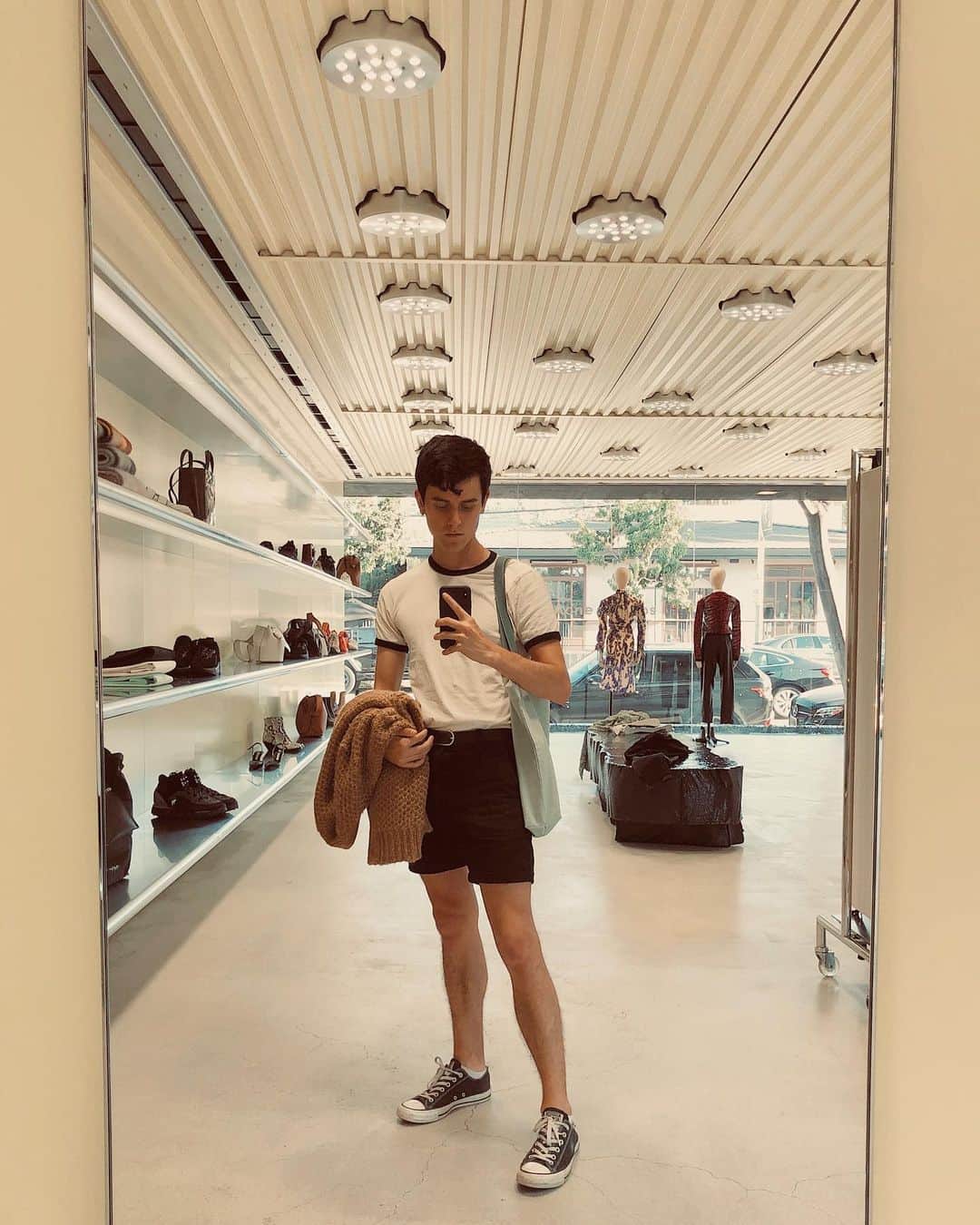 のインスタグラム：「dyed my hair dark, im ready for autumn !! ✂️🦅: @dimitrishair」