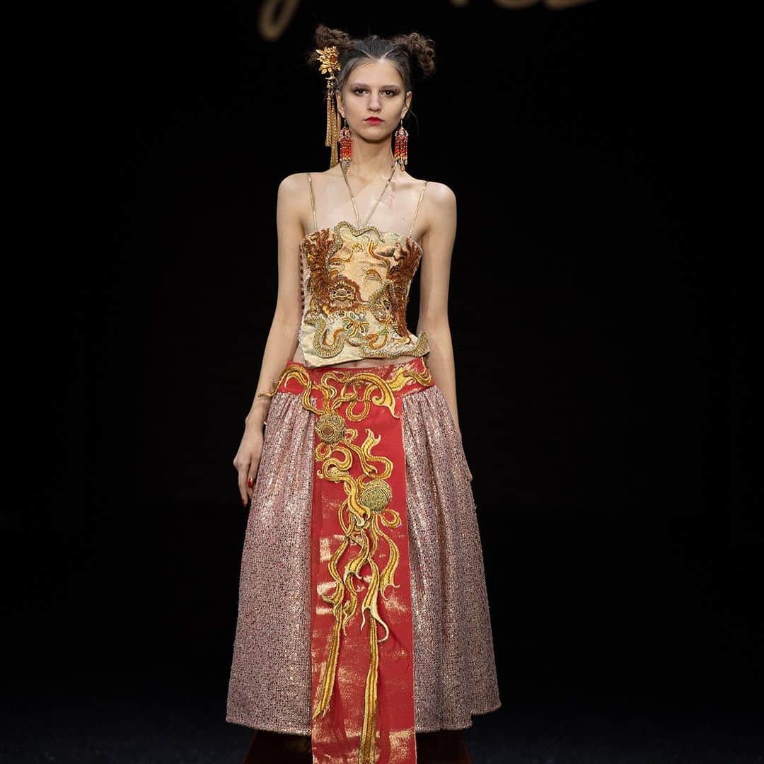 サザビーズさんのインスタグラム写真 - (サザビーズInstagram)「The dragon pattern was once the exclusive symbol of the emperor in ancient China. In renowned couturier @guopei designs, dragons are often used to express women, and symbolize their power, independence and charm. Notable for its arched body and lowered forearms - as if preparing to pounce - this exceptionally rare gilt-bronze dragon is one of only three other examples of this dragon that appears to be recorded. On offer from the renowned collection of Stephen Junkunc III in our Junkunc: Arts of Ancient China II auction on 10 September, visit our York Avenue galleries today to view this work and more highlights from our upcoming Asia Week NY auctions alongside Guo Pei’s exceptional designs. Runway Image Credit: Guo Pei 🐉 #SothebysAsianArt #GuoPei #Dragon」9月9日 5時29分 - sothebys