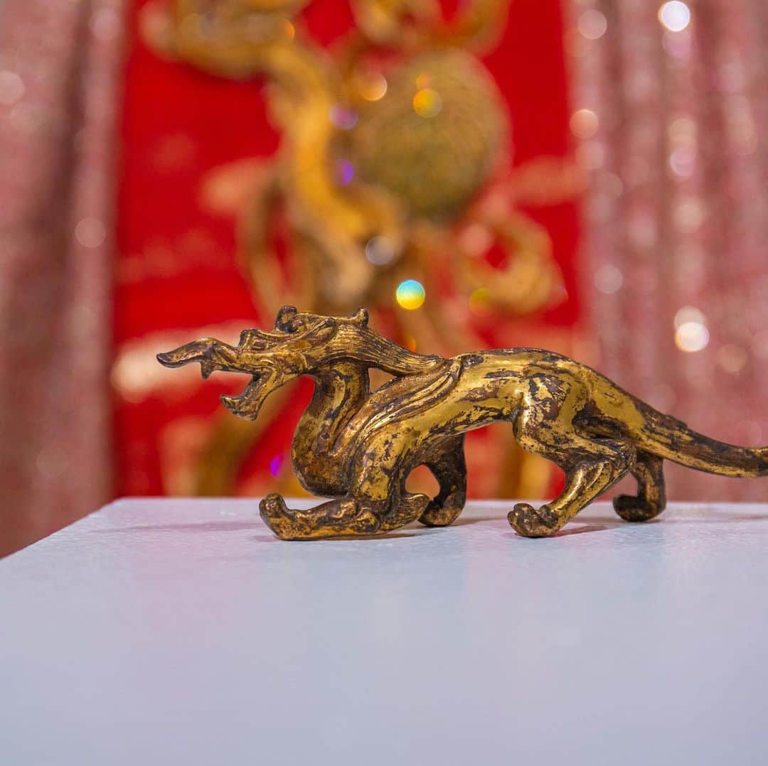 サザビーズさんのインスタグラム写真 - (サザビーズInstagram)「The dragon pattern was once the exclusive symbol of the emperor in ancient China. In renowned couturier @guopei designs, dragons are often used to express women, and symbolize their power, independence and charm. Notable for its arched body and lowered forearms - as if preparing to pounce - this exceptionally rare gilt-bronze dragon is one of only three other examples of this dragon that appears to be recorded. On offer from the renowned collection of Stephen Junkunc III in our Junkunc: Arts of Ancient China II auction on 10 September, visit our York Avenue galleries today to view this work and more highlights from our upcoming Asia Week NY auctions alongside Guo Pei’s exceptional designs. Runway Image Credit: Guo Pei 🐉 #SothebysAsianArt #GuoPei #Dragon」9月9日 5時29分 - sothebys
