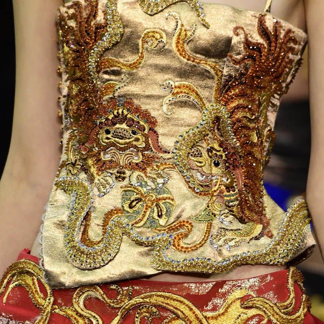 サザビーズさんのインスタグラム写真 - (サザビーズInstagram)「The dragon pattern was once the exclusive symbol of the emperor in ancient China. In renowned couturier @guopei designs, dragons are often used to express women, and symbolize their power, independence and charm. Notable for its arched body and lowered forearms - as if preparing to pounce - this exceptionally rare gilt-bronze dragon is one of only three other examples of this dragon that appears to be recorded. On offer from the renowned collection of Stephen Junkunc III in our Junkunc: Arts of Ancient China II auction on 10 September, visit our York Avenue galleries today to view this work and more highlights from our upcoming Asia Week NY auctions alongside Guo Pei’s exceptional designs. Runway Image Credit: Guo Pei 🐉 #SothebysAsianArt #GuoPei #Dragon」9月9日 5時29分 - sothebys