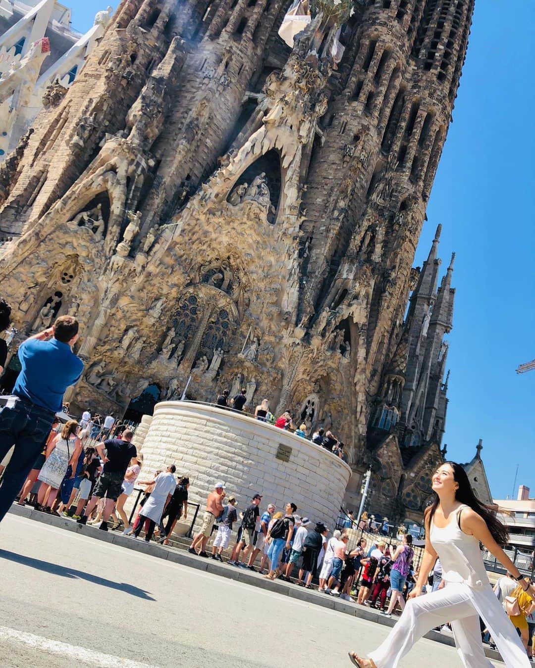 矢吹春奈さんのインスタグラム写真 - (矢吹春奈Instagram)「念願の #サグラダファミリア 本当にうっとりとした溜息が出る場所でした。宗教関係無く沢山の人に訪れて欲しいという思いを持って建築家 #ガウディ はこの教会を設計したようです。とても平和な空間でした。本当に訪れて良かったと心から思えました。 #spain #Barcelona」9月9日 5時39分 - yabukiharuna