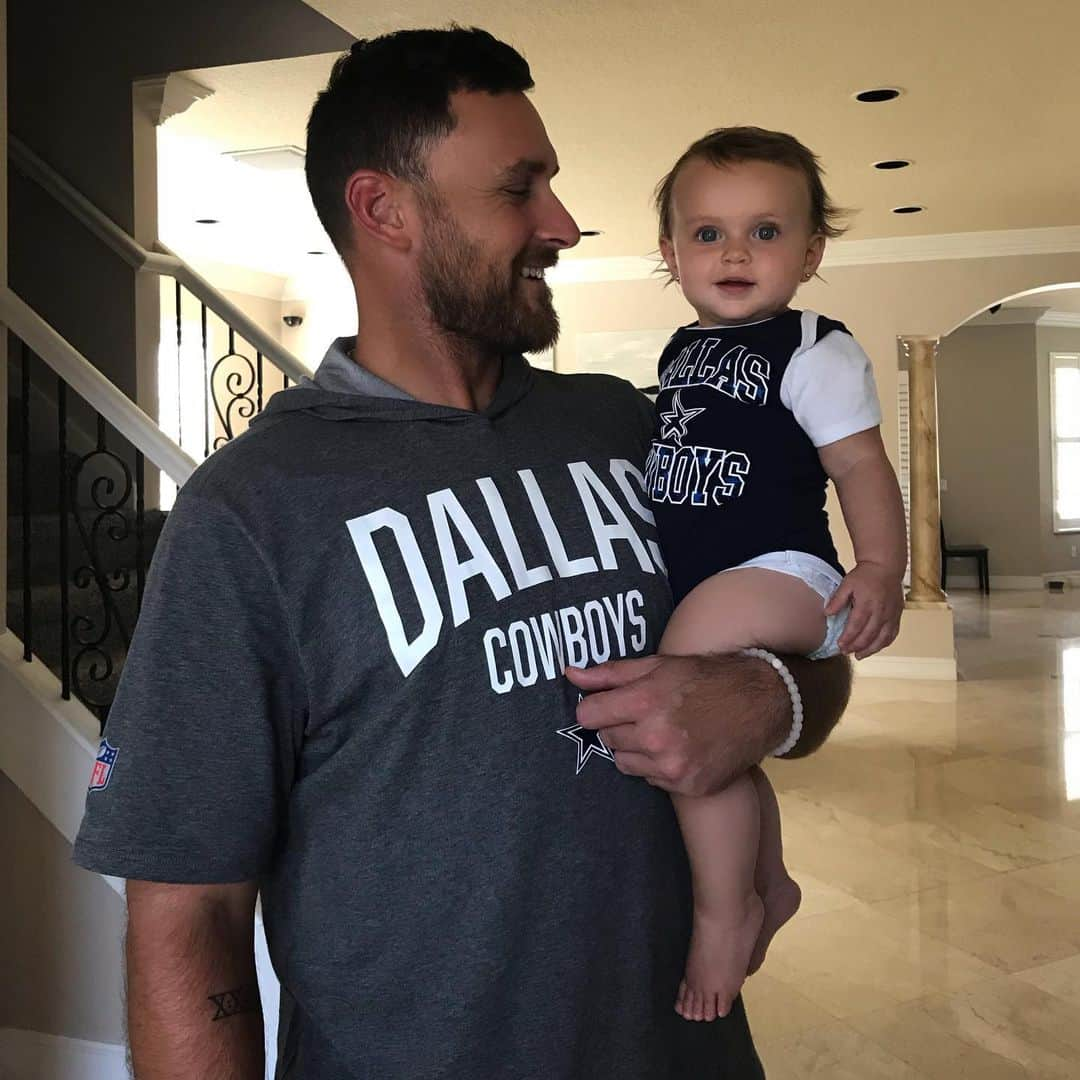 ジェニー・デルさんのインスタグラム写真 - (ジェニー・デルInstagram)「Doesn’t matter who mommy is rooting for... #DaddysGirl #MaddieMB #Cowboys」9月9日 5時43分 - jennydell_