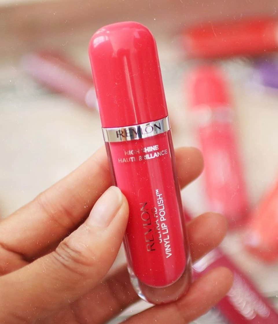 Revlonさんのインスタグラム写真 - (RevlonInstagram)「As smokin’ 🔥 in the tube as it is on your lips! Paint your pout 👄 with #UltraHD #Vinyl Lip Polish in She’s On Fire.  Photo by @imadamejay  #lipcolor #lips #gloss #motd」9月9日 5時52分 - revlon