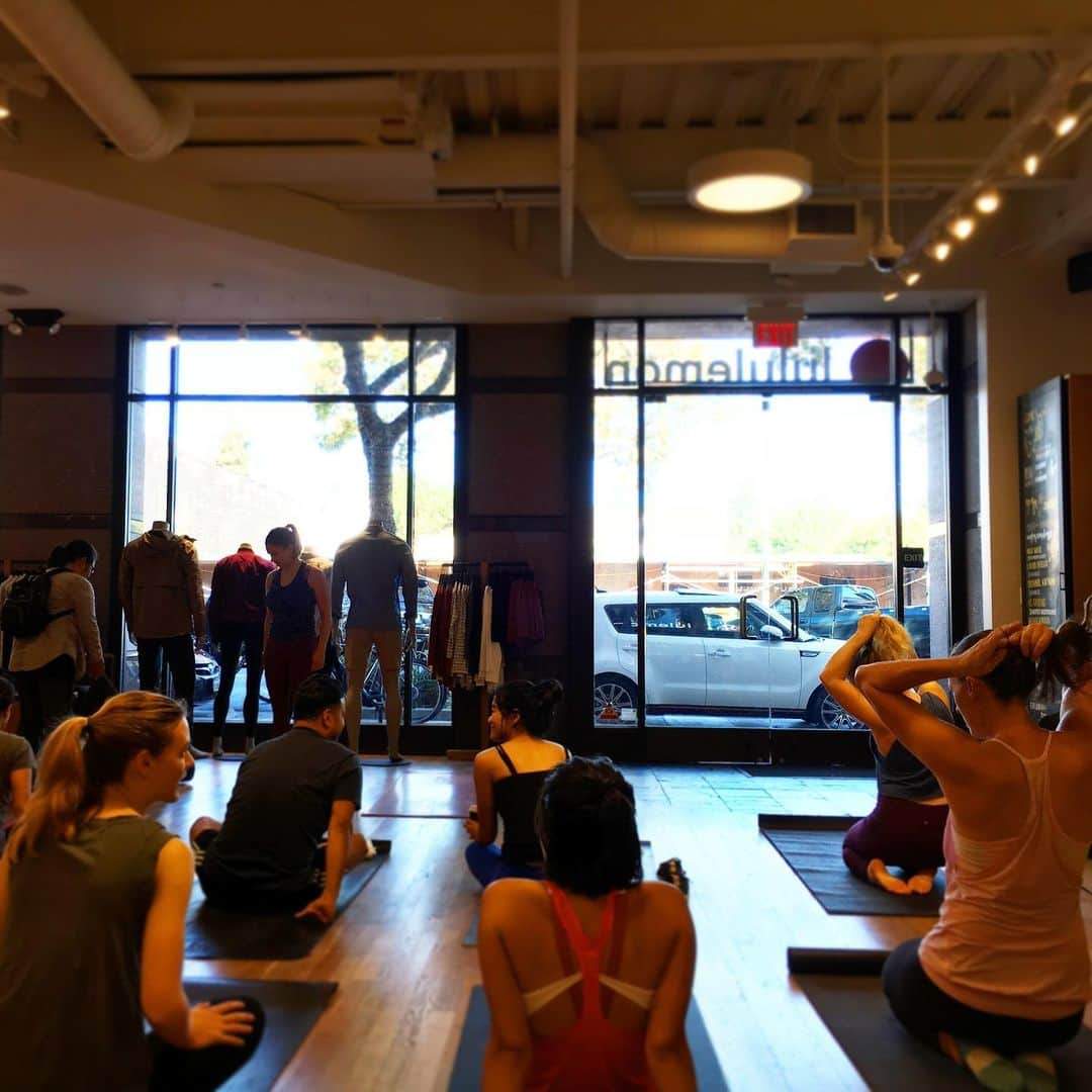 新田朝子さんのインスタグラム写真 - (新田朝子Instagram)「Morning yoga class@lululemon . 毎週日曜日にフリークラスが開かれていることを知り、早速行ってきました☺️💕専門はピラティスだけど、この辺りはヨガの方が盛んのよう。朝から動いて気持ちよかったー！マットなら、ピラティスより柔軟性を高めるにはヨガかなぁ。メディテーション要素もあって、頭もスッキリ✨週末は特にヨガウエアで出歩く人が多い！！ . 日本は台風大丈夫かな、、？💦 . #yoga #mindfulness #morning #pilates #exercise #lesson #lululemonpaloalto #lululemon #yogawear #california #californialife #americanlife @lululemonjp #🇺🇸 #🧘‍♀️ #🧘‍♂️ #💪」9月9日 6時09分 - asako.nitta