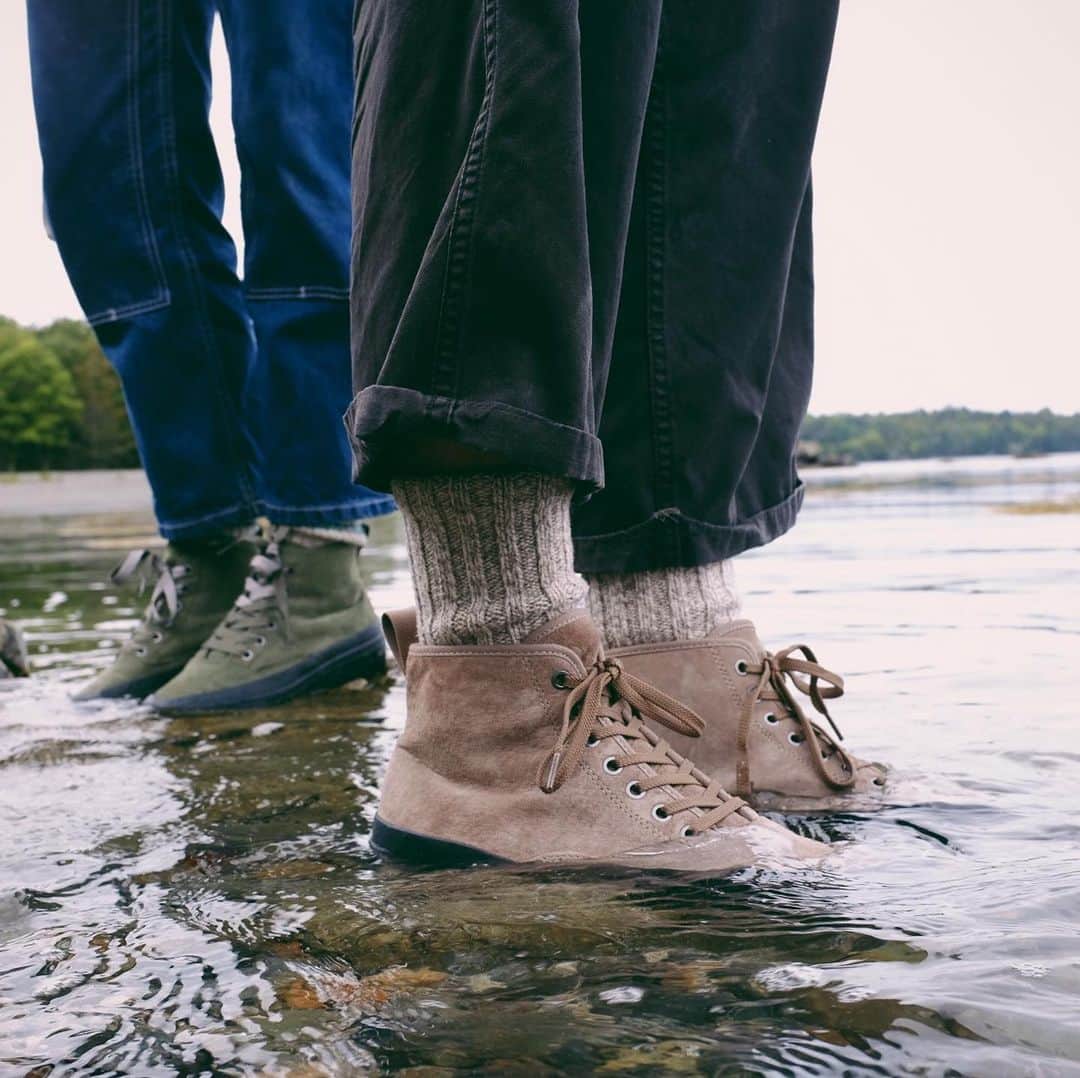 シービーズのインスタグラム：「💥Today's drop💥The Mariners Boot for men and women in brand new colors for fall.  Part sneaker, part boot, the Mariners Boot is ultra water resistant and made with durable materials built to last.  Available on SeaVees.com - men’s styles can also be found at @nordstrom. Head to our story for the full collection.  Photo via @rudyjude」