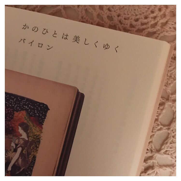 金城茉奈さんのインスタグラム写真 - (金城茉奈Instagram)「台風、みなさん大丈夫でしょうか。 どうか被害がありませんように。気をつけて下さいね。  雨風の音と共に、眠れない夜に美しい一冊。 菅原敏さんの「かのひと」を。  ドイツの詩人であり小説家のゲーテや、劇作家シェイクスピア、小野小町など偉人達が残した愛にまつわる詩や短歌を現代の感覚、言葉で訳した超訳世界恋愛詩集。  古典は古典のままに理解して捉えていたけど、超訳により現代の作品に甦るんですね。古い詩が、身近なものに感じました。  そして久保田沙耶さんの挿絵が素敵すぎます。 もう途中から声に出して読んでしまうくらい美しくロマンチックな言葉達。 なんだろう芸術だね。 長い時間や年月をかけて心に留めておきたい言葉がたくさんあって、大切にしたい、大切な人に贈りたい一冊。  恋というのは今も昔も変わらずに続いていくのでしょうね。 #かのひと#超訳世界恋愛詩集#詩集#菅原敏#久保田沙耶#おはようございます」9月9日 6時12分 - mn75aa