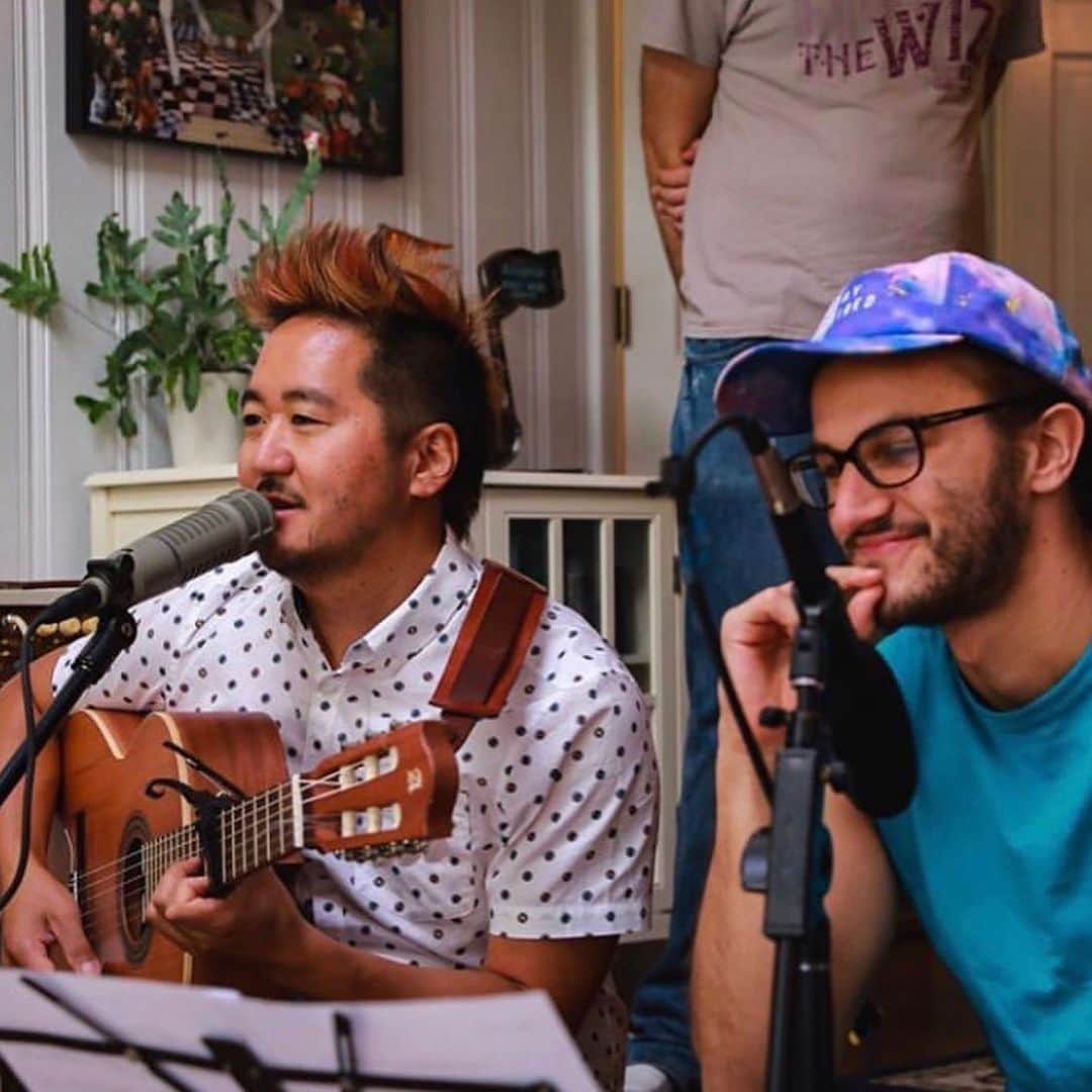 Kishi Bashiさんのインスタグラム写真 - (Kishi BashiInstagram)「Had a great time with the swell folks at @apartmentsessions who came down to Athens this weekend! Recorded a luxurious take of “Penny Rabbit and Summer Bear” at my house and I brought out Tsunami Violin to be a “session musician” for @leeannpeppers’s beautiful song. It was really a joy to play with old and new friends. They’re recording 14 more sessions down and around Georgia. stay tuned for the sessions or go check some others out! 👍🏼 (🎥@lizsmalls)」9月9日 6時20分 - kishi_bashi