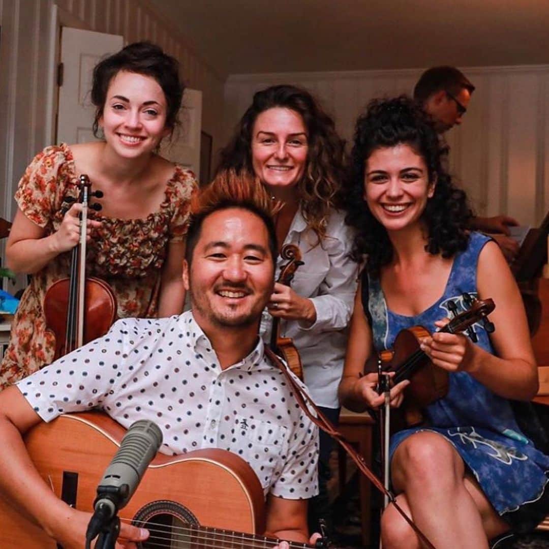 Kishi Bashiさんのインスタグラム写真 - (Kishi BashiInstagram)「Had a great time with the swell folks at @apartmentsessions who came down to Athens this weekend! Recorded a luxurious take of “Penny Rabbit and Summer Bear” at my house and I brought out Tsunami Violin to be a “session musician” for @leeannpeppers’s beautiful song. It was really a joy to play with old and new friends. They’re recording 14 more sessions down and around Georgia. stay tuned for the sessions or go check some others out! 👍🏼 (🎥@lizsmalls)」9月9日 6時20分 - kishi_bashi