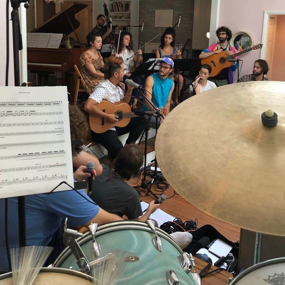 Kishi Bashiさんのインスタグラム写真 - (Kishi BashiInstagram)「Had a great time with the swell folks at @apartmentsessions who came down to Athens this weekend! Recorded a luxurious take of “Penny Rabbit and Summer Bear” at my house and I brought out Tsunami Violin to be a “session musician” for @leeannpeppers’s beautiful song. It was really a joy to play with old and new friends. They’re recording 14 more sessions down and around Georgia. stay tuned for the sessions or go check some others out! 👍🏼 (🎥@lizsmalls)」9月9日 6時20分 - kishi_bashi
