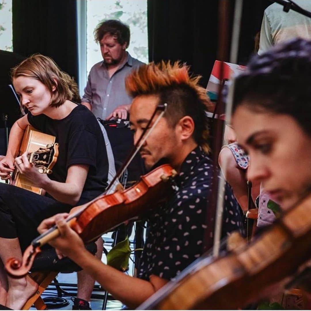 Kishi Bashiさんのインスタグラム写真 - (Kishi BashiInstagram)「Had a great time with the swell folks at @apartmentsessions who came down to Athens this weekend! Recorded a luxurious take of “Penny Rabbit and Summer Bear” at my house and I brought out Tsunami Violin to be a “session musician” for @leeannpeppers’s beautiful song. It was really a joy to play with old and new friends. They’re recording 14 more sessions down and around Georgia. stay tuned for the sessions or go check some others out! 👍🏼 (🎥@lizsmalls)」9月9日 6時20分 - kishi_bashi