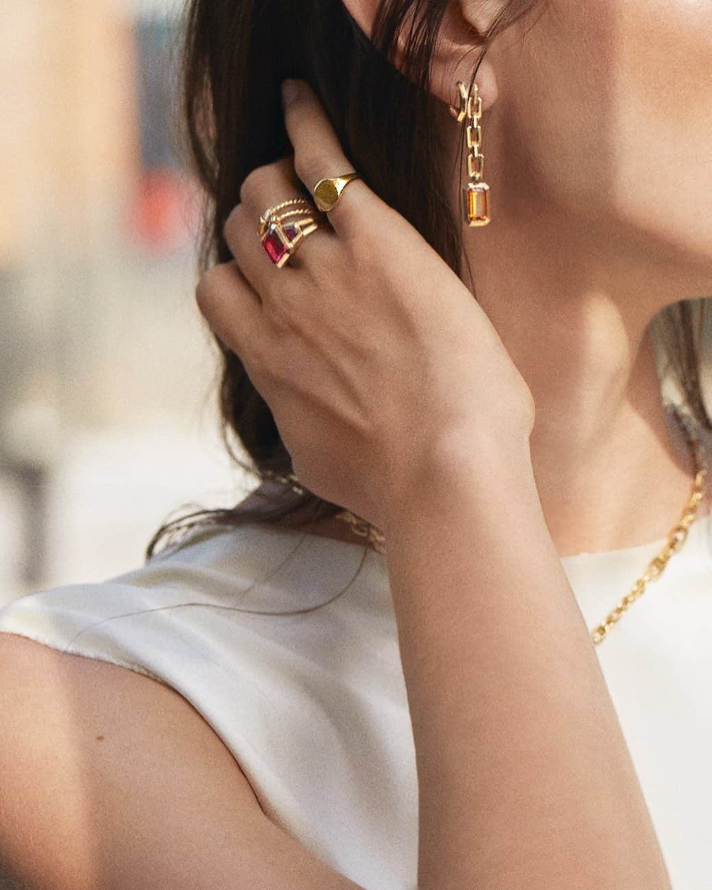 デビッドヤーマンのインスタグラム：「Fall update. Hit refresh with huggie hoops, Novella drop earrings, stacked rings and Madeira citrine. #DavidYurman」