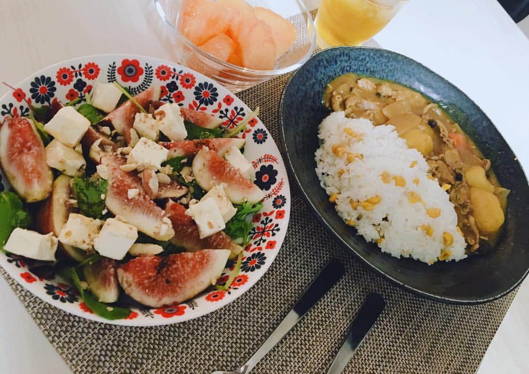 杜このみのインスタグラム：「杜家の晩ごはん♡  野菜たっぷりカレー とうもろこしご飯 無花果とクリームチーズのサラダ らいでんメロン」