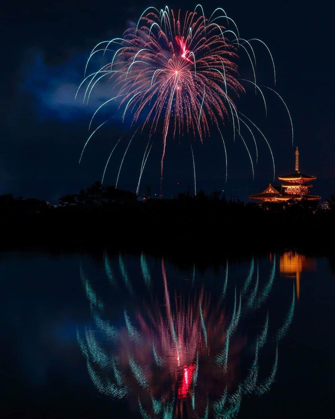 のインスタグラム：「. Ancient capital Fireworks . . 大池 なら奈良まつりのエンディング花火 昨年は行けませんでしたので今年こそはと薬師寺と花火を撮ることができました。 一枚撮りです。 . . . Nara Yakushi-ji temple and fireworks」
