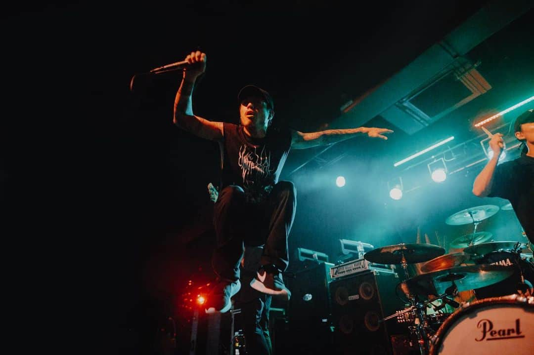 Crystal Lakeさんのインスタグラム写真 - (Crystal LakeInstagram)「Tempa last night. It was sick! Thanks to everyone who checked out our set last night!  Photo: @anamassardphoto  #CrystalLake #NeonAlienTour」9月9日 6時53分 - crystallake777