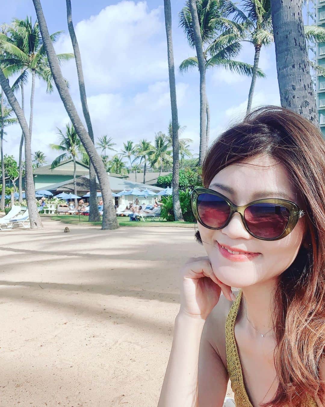 木嶋菜穂子のインスタグラム：「ハワイの穴場ビーチへ﻿ ﻿ みんなでランチに﻿ アランチーノへ行って﻿ ﻿ 大好きなカハラビーチへ﻿ ﻿ ﻿ ﻿ ビーチで、﻿ 生徒さんオンラインコンサルと﻿ ﻿ カメラマンの﻿ movie撮影﻿ ﻿ サクサクと仕事してから﻿ ビーチで遊んだり﻿ ごろごろ♡﻿ ﻿ ﻿ ﻿ いつも仕事のママにつきあってくれる娘の﻿ 一番の願い﻿ ﻿ "海ー行きたいー"﻿ を﻿ やっと叶えられてよかった👙🌈﻿ ﻿ ﻿ ﻿ カハラビーチは、﻿ イルカがいたり﻿ 海ガメがいたり﻿ ﻿ 波も静かで﻿ ひたすらのんびりするのに最高♡﻿ ﻿ ﻿ ﻿ 好きなところで﻿ 好きな人たちと﻿ 好きな仕事をする﻿ ﻿ 幸せのハワイ♡﻿ ﻿ 感謝♡﻿ ﻿ #ママ旅  #転売スクール」