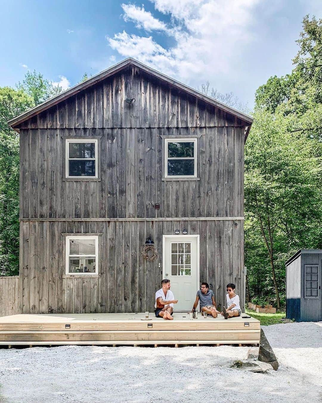 Airbnbさんのインスタグラム写真 - (AirbnbInstagram)「This stately cabin in the woodlands of Catskill Park was made for slowing down. Cool off in the mist of Kaaterskill Falls or head into town for locally grown food, sometimes with a side of locally grown music, at the Phoenicia Diner. ⁣ ⁣ Photo: @barndeimona」9月9日 6時59分 - airbnb