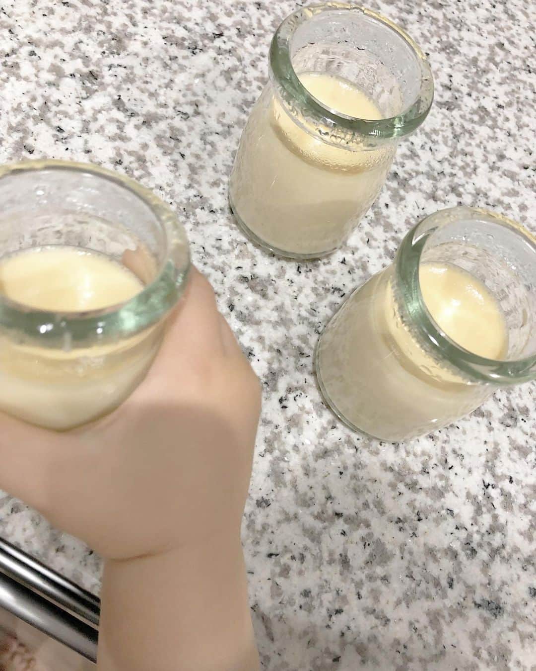 田中涼子のインスタグラム：「雨の日は簡単なおやつ作り♡ アイスまだ食べさせてないから これがアイスだと思ってる息子。 本物食べたら激震だろうなぁ♡笑  #手作りプリン  #メロンアイス」
