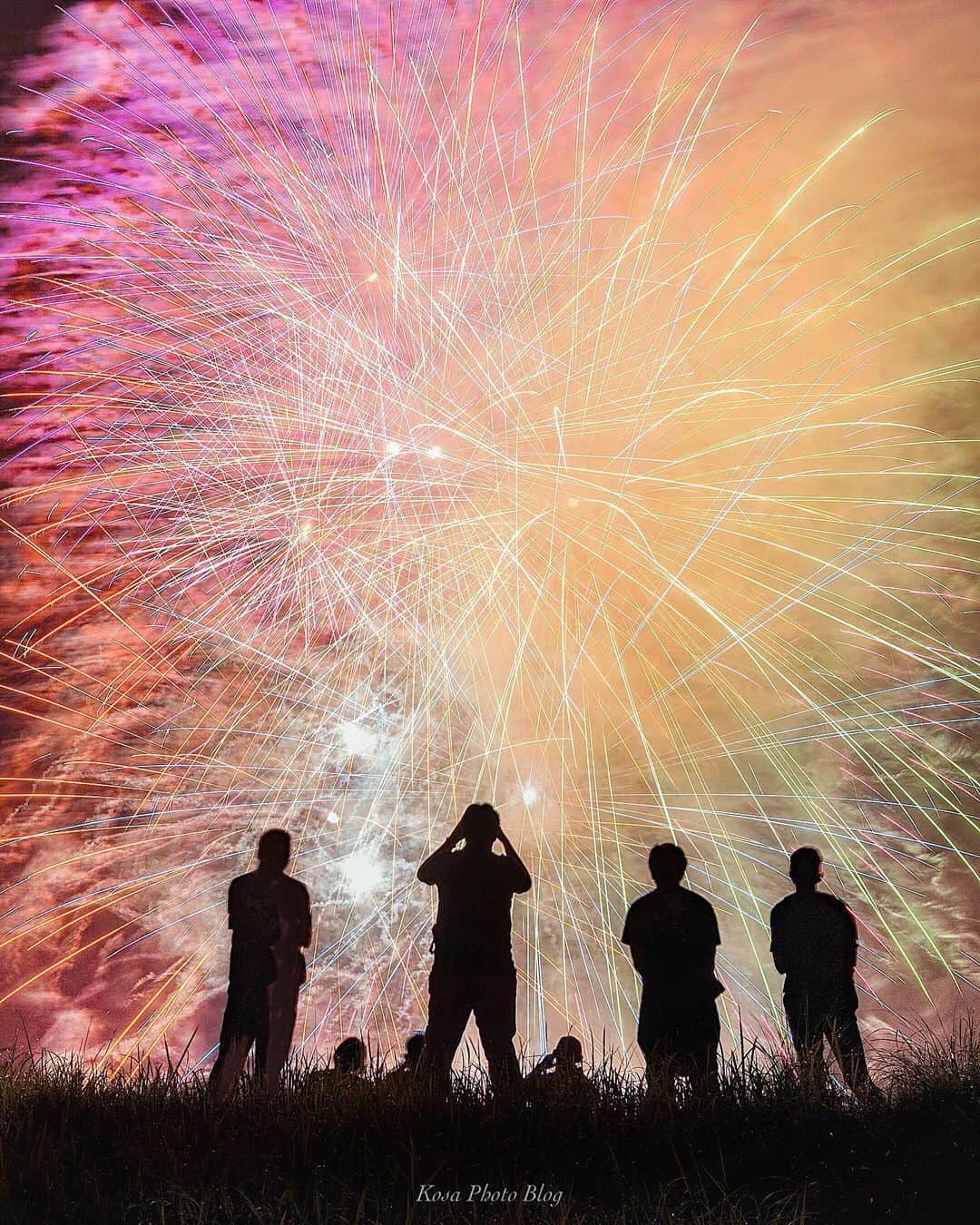 コサさんのインスタグラム写真 - (コサInstagram)「実はシルエット花火も大好きなんです . Location:和歌山 Wakayama / Japan Data:2019/8/31 . #八咫の火祭り #和歌山 #熊野本宮大社 #大斎原 #花火 #fireworks_jpn #japan_night_view_member #TandDフォトコンテスト2019 #discover #longexposure_japan  #art_of_japan_ #tokyocameraclub #dpj_member #team_jp_ #IG_PHOS #photo_jpn #ptk_japan #pt_life_ #bestjapanpics #Lovers_Nippon #insta_wakayama #light_nikon #IGersJP #jgrv_member #LBJ_VIP #広がり同盟メンバー #japan_of_insta #s_shot #bestphoto_japan #sorakataphoto」9月9日 7時36分 - kosa_photo