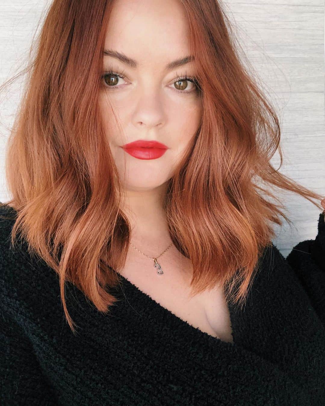 Kristin Essのインスタグラム：「Oh snap. Forgot to tell you guys. I chopped all my hair off a couple nights ago. Unclear about what came over me. Got my scissors sharpened and the next thing I know it was midnight and my bathroom sink was full of hair 🤞🏼✂️👩🏼‍🦰 Welcome to the lob life I guess 😂🤷‍♀️」