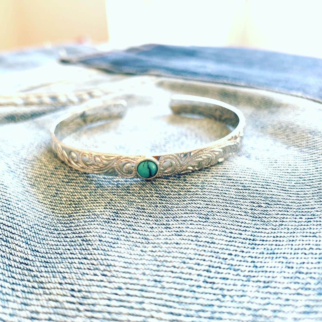 のインスタグラム：「hawaiian turquoise bangle  画像クリックでストアへ飛べます✈️ (画像の金額は関係ありません)」