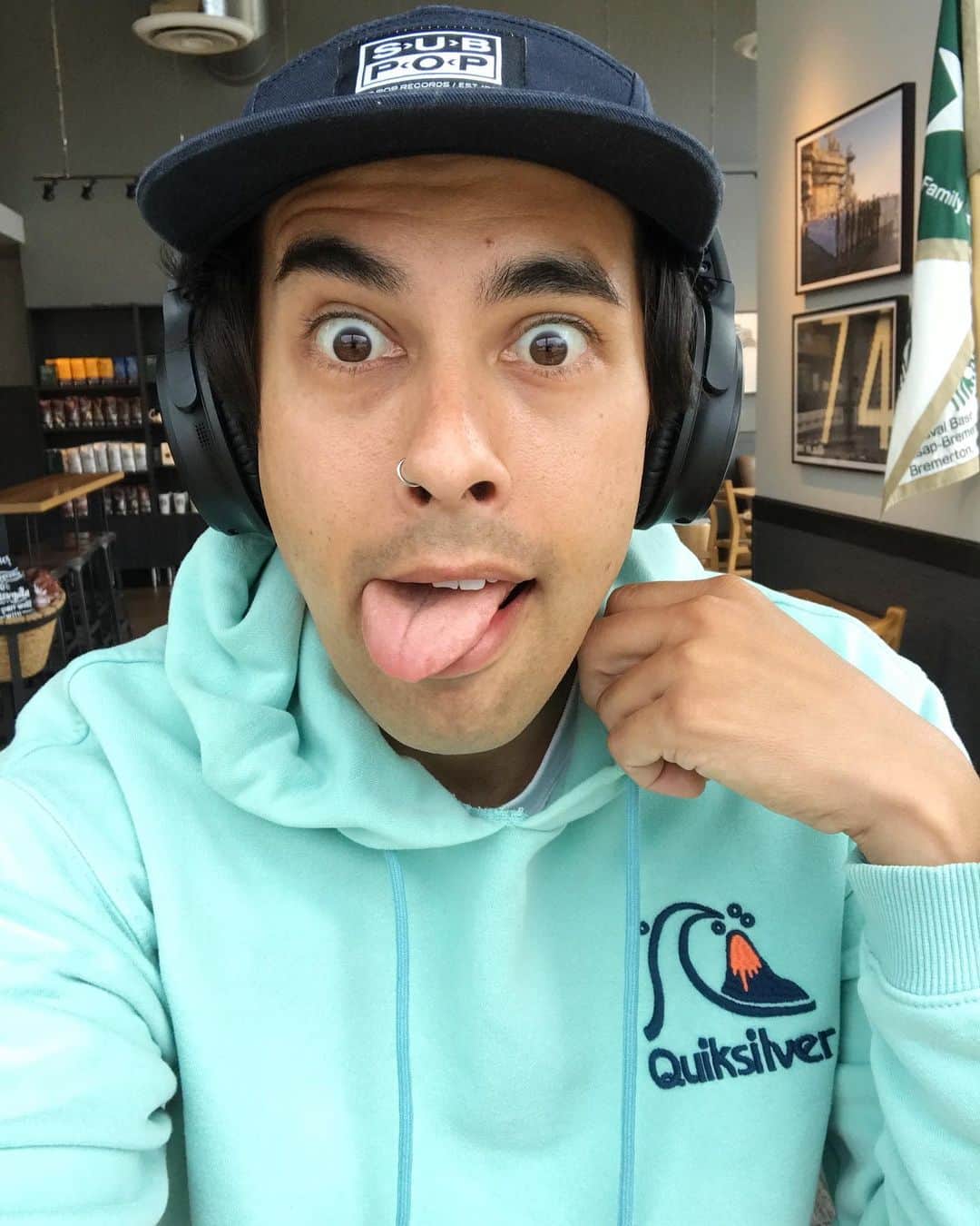 ヴィック・フエンテスのインスタグラム：「🐬🧼🧚‍♂️🐳🐠」