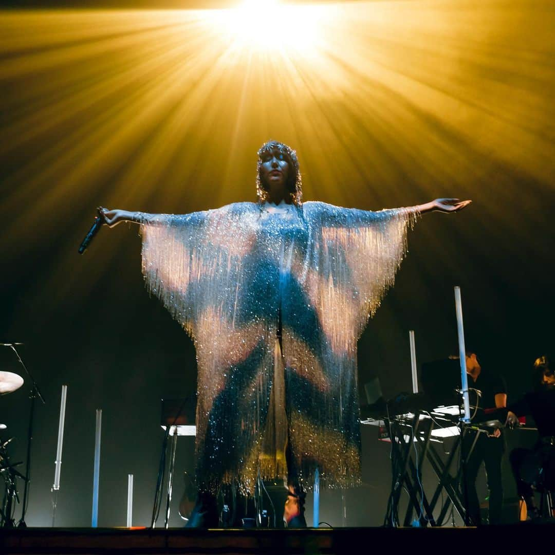 Karen Oさんのインスタグラム写真 - (Karen OInstagram)「And uhm this crystal cape look... #divinethreads 🙌 @shabhain and @jimtannerdesigns ✨✨✨ @johnnystuntz #luxprima @karenoanddangermouse @dangermousejukebox 📸 @the1point8」9月9日 7時50分 - ko