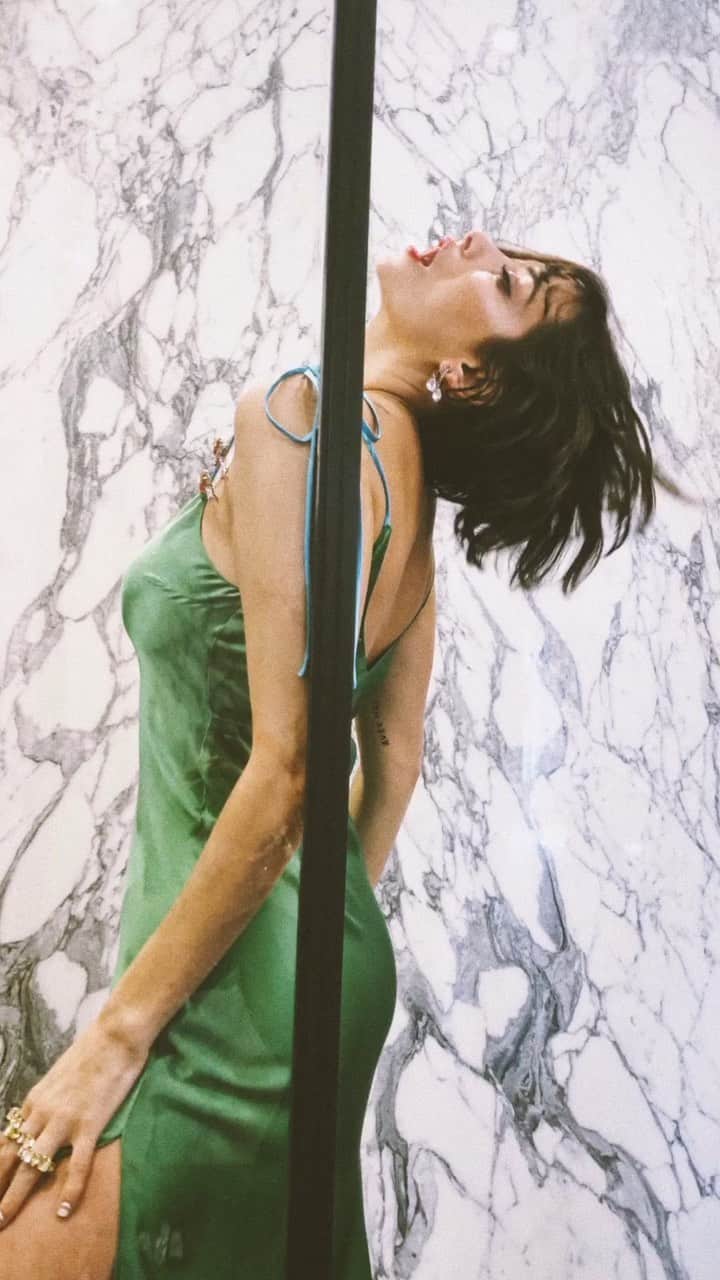 ダニジョーのインスタグラム：「A Short Film starring @taylorlashae 🍒 composed of #bts from our SS20 shoot. Film by @danielleasnyder #nyfw #dannijogirls」