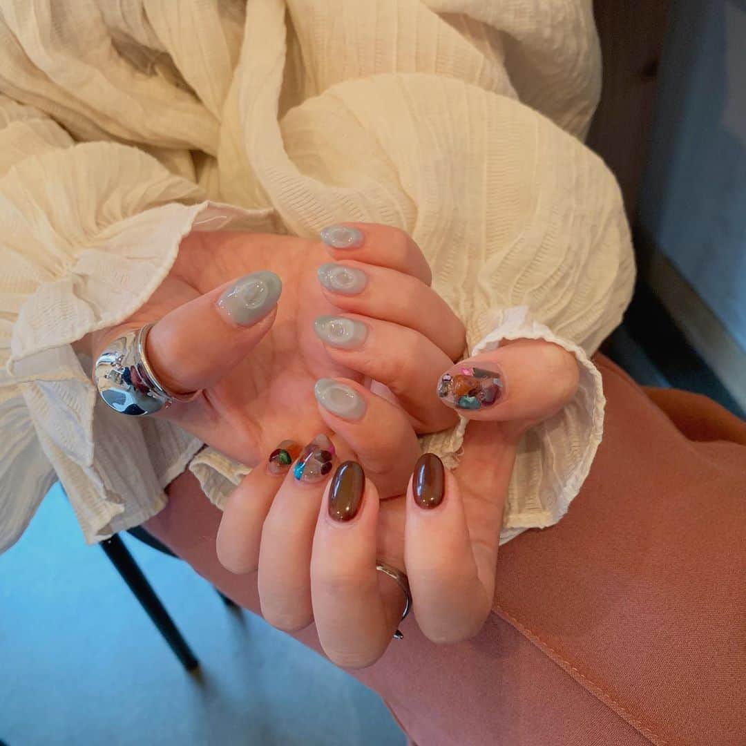 のインスタグラム：「. 9月だけど、まだまだ暑いから。手元には涼しさと秋の温かさを取り入れて♡ 右手は夏っぽく、左手は秋っぽいネイルにして今の季節を過ごしましょう♪ #左右非対称ネイル で欲張りにデザインを楽しんでくださいね！  MERYでは他にも「かわいい」に近づくさまざまな情報を発信しています。 @mery.beauty コスメ・美容に特化した情報をお届け♡ @mery_spot 話題のカフェやお出かけスポットをご紹介！ こちらもぜひチェックしてみてください！ . . photo by @_erina_1004 . #MERY #regram #instagram #instanail #nail #naildesign #gelnail #handnail #brown #brownnail #네일스타그램 #ちゅるんネイル #カジュアルネイル #ブルーネイル #透け感ネイル #透明感 #アシメネイル #ワンカラーネイル #ブラウンネイル #ネイル #ネイルデザイン #秋ネイル #ネイルサロン #ハンドネイル #ジェルネイル #お洒落 #お洒落さんと繋がりたい #MERY女子 #メリー」