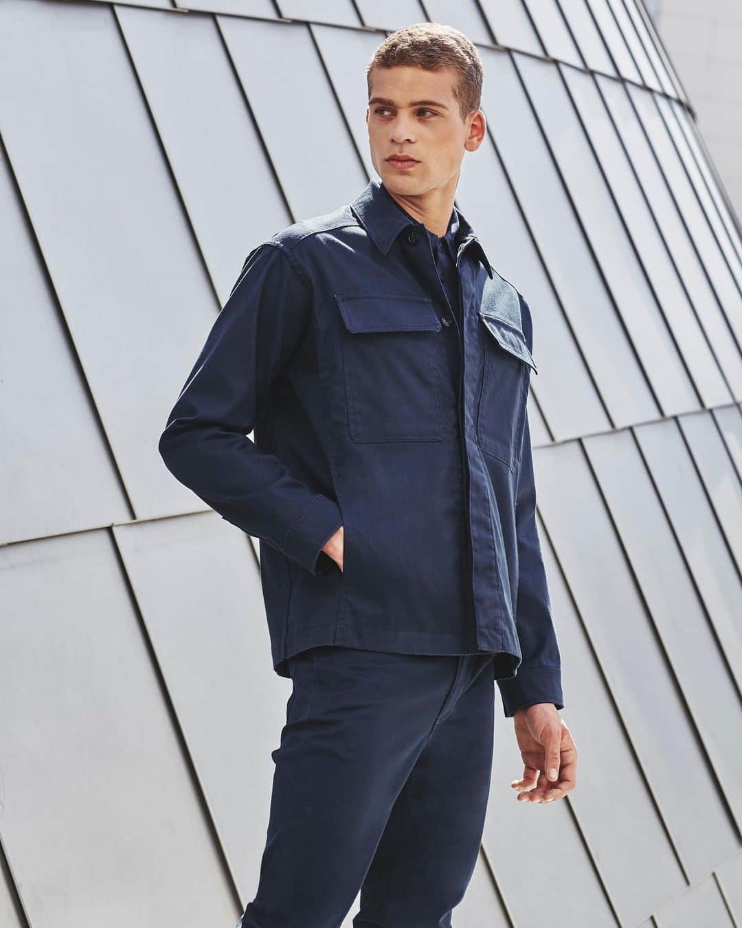 ペリーエリスのインスタグラム：「Designed to last. Meet the Resist Spill Shirt Jacket. This lightweight jacket is crafted with a hint of stretch for enhanced freedom of motion. It's also wrinkle resistant to help keep you looking sharp as you work through each task on your to-do list. Link in bio. #PerryEllis #LifeReadySince1976」