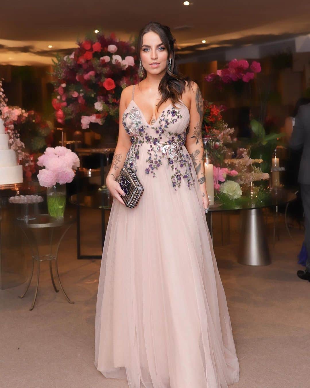 Bruna Unzuetaのインスタグラム：「Ate agora encantada com esse vestido de princesa da @patbo_atelier 🌸🦋💘 é lindo demais, né? ✨• ph: @higorblanco」