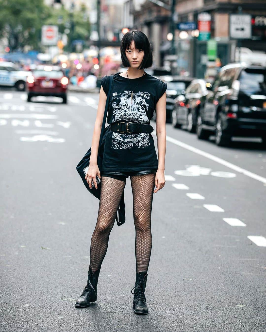 가로수길 , Seoulのインスタグラム：「NYFW Street Fashion Style 📸📸 @jaylim1  뉴욕 스타일 구경하기 . . #写真 #outfitideas #styleoftheday #ファッション #フォトグラファー #instafashion #파리 #東京 #서울패션위크 #sfw #오오티디 #nyc #koreafashion #패션그램 #womenswear #nyfw #데일리그램 #outfit #ootd #street #streetfashion #streetphoto #가로수길 #이태원 #사진 #스트릿패션 #모델 #wiwt #nyfw #pfw」