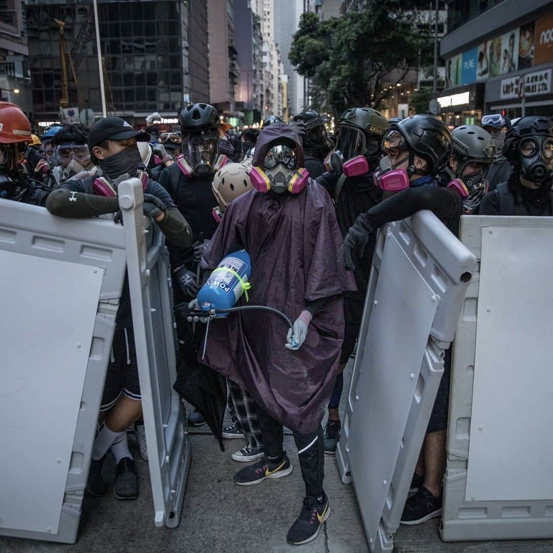 TIME Magazineさんのインスタグラム写真 - (TIME MagazineInstagram)「Clashes took place in the heart of #HongKong Sunday as thousands of #protesters marched on the U.S. consulate, calling for Washington’s help in their struggle for greater political freedom. What began as as peaceful demonstration was cut short in the late afternoon as hardliners started fires and began erecting barricades on some of the city’s most prestigious streets. Marchers called on the U.S. to pass the Hong Kong Human Rights and Democracy Act—a measure that would require Washington to annually assess the enclave’s level of autonomy from Beijing and cancel its trading privileges if that autonomy is compromised. The call for U.S. intervention has infuriated Beijing, which regards the unrest in Hong Kong as a separatist color revolution, stirred up by hostile Western powers. But so far, the protesters show no signs of backing down. Photograph by @cmcgrath_photo—@gettyimages」9月9日 8時22分 - time