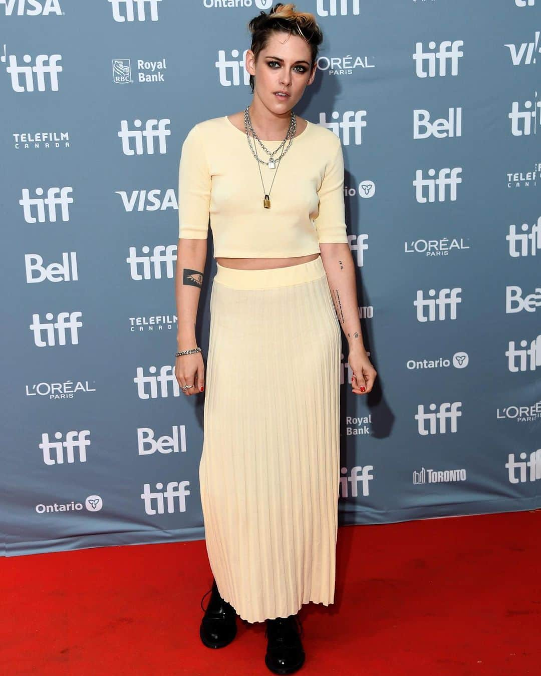 Just Jaredさんのインスタグラム写真 - (Just JaredInstagram)「Kristen Stewart wears boots with her yellow @becandbridge outfit for a #Seberg press conference at TIFF! #KristenStewart #TIFF2019 Photos: Getty」9月9日 8時29分 - justjared