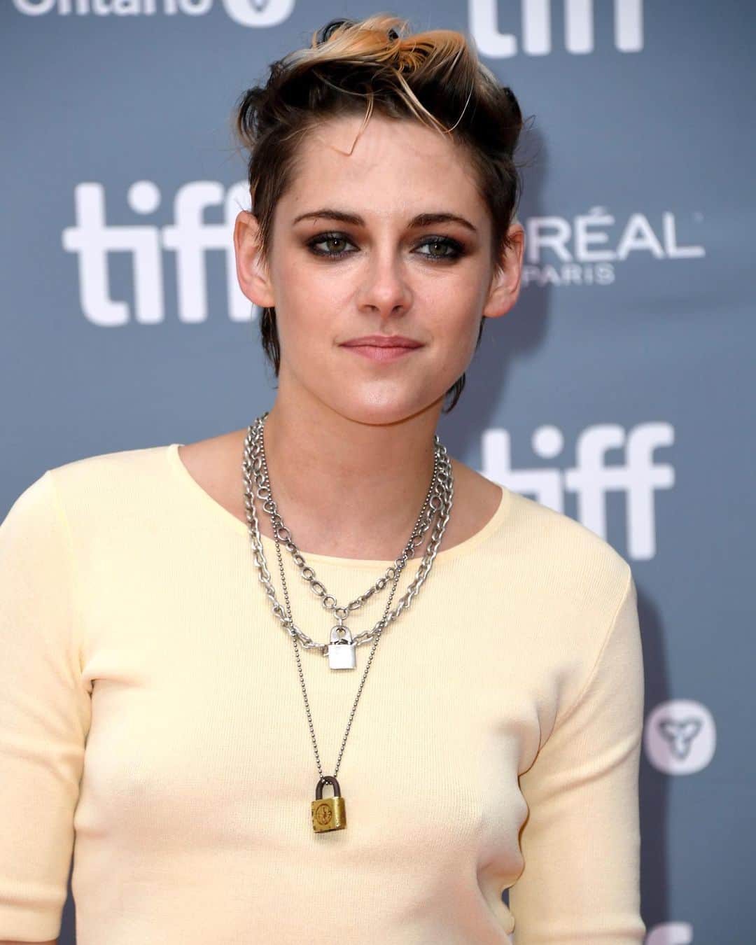 Just Jaredさんのインスタグラム写真 - (Just JaredInstagram)「Kristen Stewart wears boots with her yellow @becandbridge outfit for a #Seberg press conference at TIFF! #KristenStewart #TIFF2019 Photos: Getty」9月9日 8時29分 - justjared