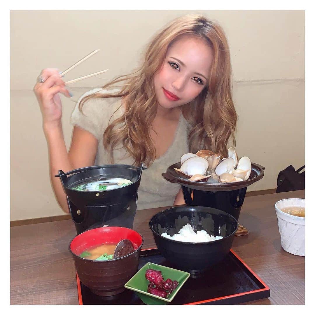 のインスタグラム：「. . 昨日はハマグリ食べたーいって 事でハマグリといえばの桑名市まで 天然ハマグリのすくいどりに誘われて 【蛤一択】@hamaguriittaku て お店に行ってきたよ🚘 . スコップ使ってボウルに入ってる蛤を一回で すくえた分だけたべれるんだけど 14個位すくえたし 大きいのもあって大満足💮 . しかも救ったのを焼き、しゃぶしゃぶ 味噌汁とか好きな食べ方で食べれるし ご飯おかわり自由で 最後に雑炊までできるから かなり腹パンになれたよ🤤✨ . 蛤はもちろんぷりぷりで 美味しいけど締めの雑炊も ダシがでてて美味しかったあ💓 . ごちそうさまでした🙏✨ . #三重グルメ #三重ハマグリ #ハマグリつかみ取り #ハマグリ #蛤一択 #pr #コラボベース」