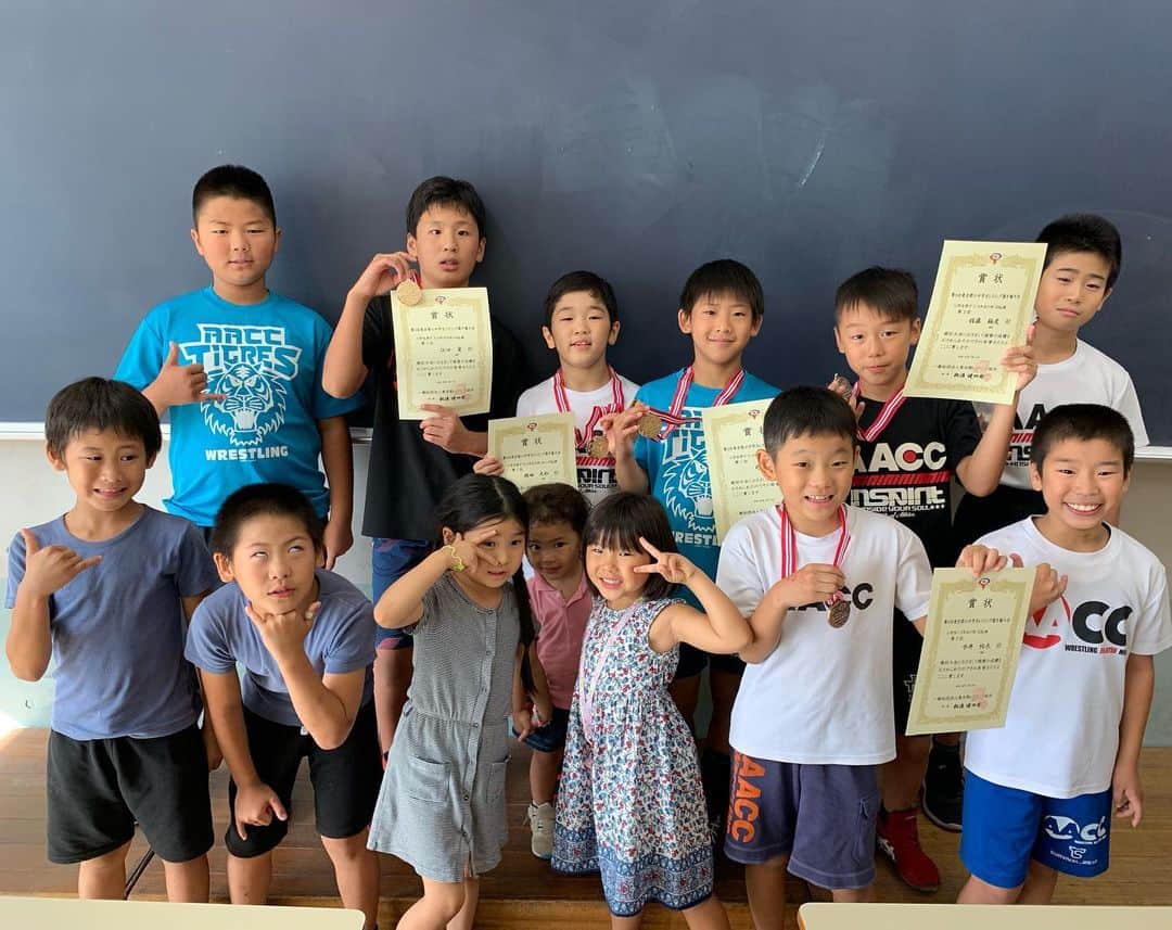 のインスタグラム：「第4回 東京都小中学生レスリング選手権大会 AACC 11名出場 入賞8名 金3 銀1 銅2 4位 2 みんなお疲れさん！ 基本の動きをできるようになろう！ まずはそこから！ 大会関係者の皆さま、他チームの皆さま、ありがとうございました。 Thank you for support us. Thank you everyone! #aacc #aacckids #aacckidswrestling #aaccキッズ #aaccキッズレスリング #kidswrestling #キッズレスリング #仲間 #team #第4回東京都小中学生レスリング選手権大会」