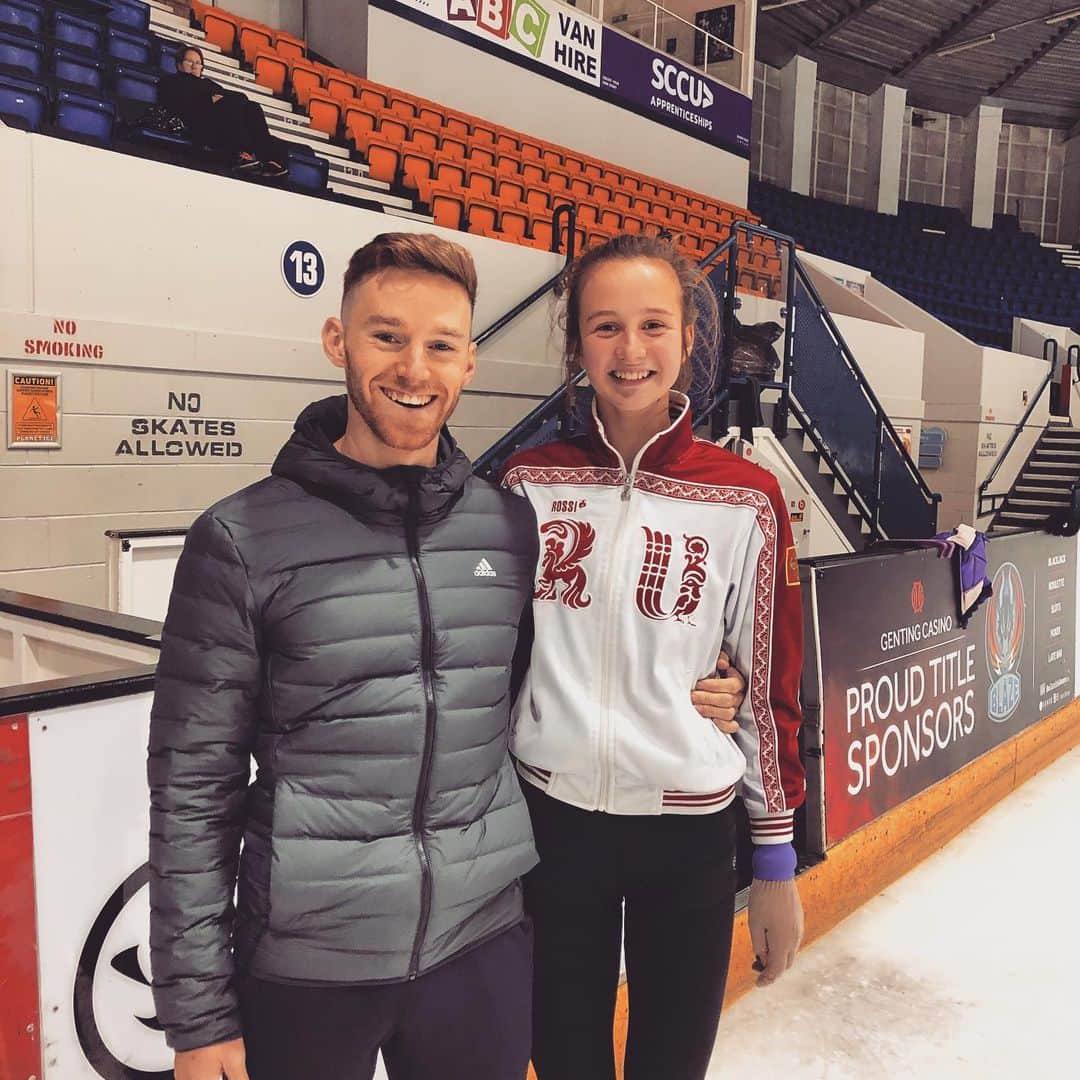 Phil Harrisのインスタグラム：「Last practice done before we travel to Chelyabinsk, Russia, for the @isufigureskating Junior Grand Prix! 👊🏼💪🏼⛸ Wishing @elena_._._kk all the best! Enjoy it, it’s going to be a great experience! 👏🏼👏🏼🇬🇧🇬🇧 @britishiceskating . . . @internationalschoolofskating @planeticeuk @planeticecoventry @pulsinhq @villagegym @elite_therapy_coventry @jackson.ultima @edeaskates #coach #coaching #team #teamwork #jgpfigure #jgpchelyabinsk #figureskater #figureskating #iceskater #iceskating #proud #hardwork #workhard #monday #happy #training #athlete」