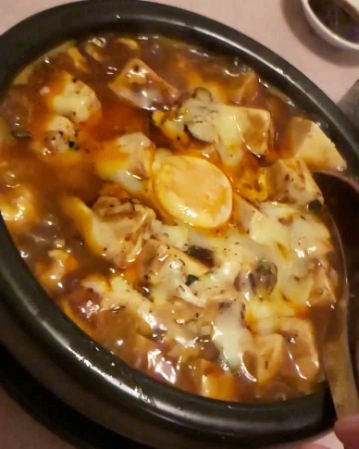 柚月美穂のインスタグラム：「#randompic . . 飯テロ飯。 . . お気に入りのお店。 一年に一回必ず近くに行くので 年いちの楽しみです♡(スパン長っ笑) . . . . #麻婆麺 #マーボー麺 #小籠包 #中華屋さん #街中華 . #源来酒家 #九段下 .」
