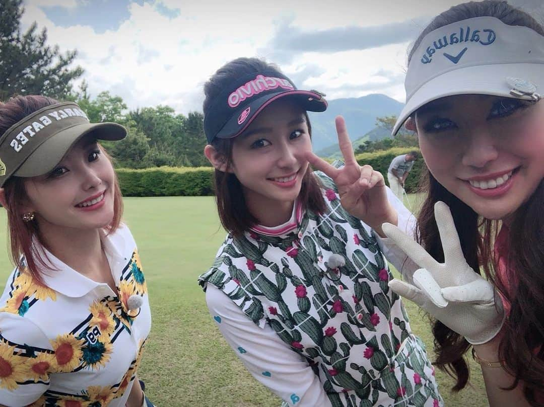 筒井萌子さんのインスタグラム写真 - (筒井萌子Instagram)「* #ゴルジョバ 優勝しました⛳️‼️ 初代ゴルジョバ女王になれました✊🏻🥺✨ ゼクシオのドライバーのオーナーになったよ😆 12人のゴルフ女子がバトルを行い毎回一人 脱落するというYouTube番組ゴルジョバ。 全12回ドキドキだったけど皆さんのお陰で 楽しく行うことができました☾ ・ ゴルフを始めて、最初のゴルフ番組。 当時はベストスコアが130台でした。 初めてメンバーが集まった日、皆のベストスコア表を見て 100を切ってる方も何人かいて凄く焦りました💦 このままでは優勝なんて絶対出来ないと、誰よりも練習した！と胸張って言えるくらい練習しました⛳️ 舞台中も稽古終わりにクラブ担いで練習に行ってました！ それだけ負けず嫌いでゴルフが大好きです😊 番組を通して関プロに教えて頂いた一つ一つが私の力になりました。 そして特別レッスンをして下さった中村英美プロ、練習・ラウンドに付き合ってくれた友達や応援して下さった方々のお陰です✨ 今現在、ベストスコア103！！ 新たな目標を達成出来るよう引き続き頑張ります🌻 関プロ、かたやん、そしてゴルフドゥの方々、その他の皆様、そして一緒に楽しくゴルフをして下さった11人のゴルフ女子の皆様ほんとにありがとうございました💕 これからも沢山ゴルフのお仕事も出来るようにがんばりまーす♪ ・ YouTubeにて『ゴルジョバ』と検索‼️是非見てね♪ ・番組で着ていたウエアは @archivio.official と @v12golf_official  でした◟́◞̀♡ ・ #筒井萌子 #女優 #actress #モデル #model #岡山  #shooting #instagood #instalike #converse #撮影 #followme #instalike #ゴルフ #ゴルフ女子 #ゴルフコーデ #골프 #좋아요반사 #좋아요그램 #좋아요환영 #데일리그램 #패션 #오오티디 #카페 #アルチビオ  #アルチビオカップ # archivio #archiviocup  #もえちゃんゴルフ #v12 #ゴルジョバ」9月9日 19時27分 - tsutsui.moeko.o