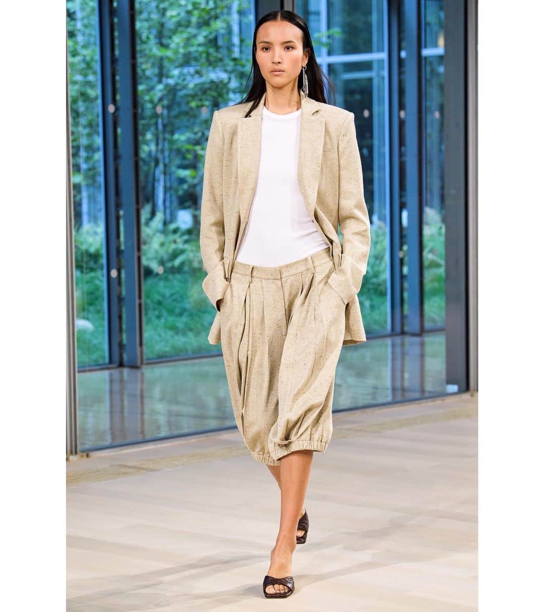 ルピン・ワンのインスタグラム：「Always happy to walk in @tibi show 💛 @amysmilovic」