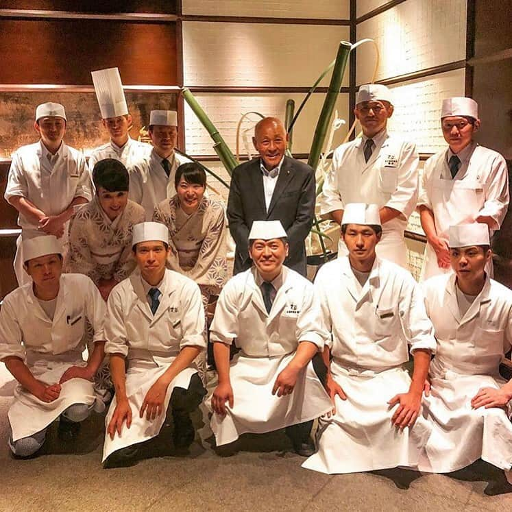 The Ritz-Carlton, Osakaさんのインスタグラム写真 - (The Ritz-Carlton, OsakaInstagram)「8月下旬に日本料理「花筐」で行われた、伝説の杜氏 農口尚彦氏を迎えてのイベントからの素敵な一枚です。 . ９月も様々なホテルイベントを予定していますので、皆様のご参加お待ちしております。詳細はウェブサイトよりご確認ください。 . . A great photo of our Ladies and Gentlemen from Japanese Restaurant Hanagatami and Mr. @noguchi_naohiko from the event in late August. . Make sure to check our website for more event information coming up in September! . . . . . . . #chefs #chefsplateform #chefsoninstagram #instachef #foodartchefs #chefsofinstagram #finedining #culinaryarts #大阪レストラン #大阪ディナー #大阪ホテル #ザリッツカールトン大阪　#リッツカールトン #リッツカールトン大阪 #ritzcarltonosaka #theritzcarltonosaka #花筐 #日本料理 #日本酒 #マリアージュ #ホテルイベント #hanagatami」9月9日 17時59分 - ritzcarlton.osaka