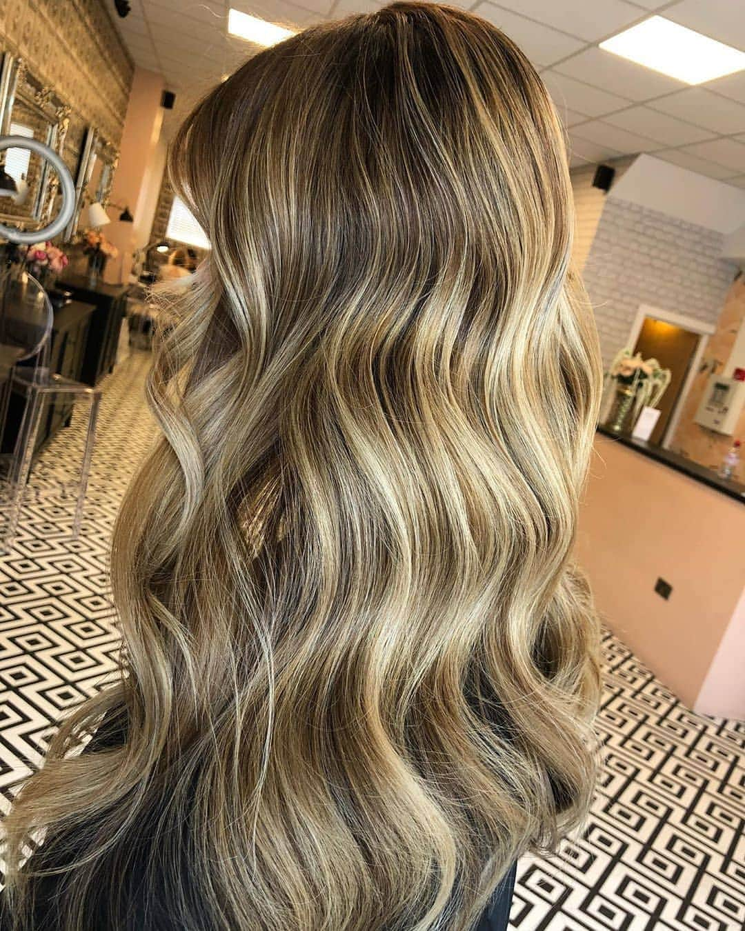 ghd hairさんのインスタグラム写真 - (ghd hairInstagram)「That caramel wave glow 😍👆 @emilymccabehairdressing  #ghd #ghdhairpro #hairgoals #wavyhair #caramelwaves」9月9日 18時00分 - ghdhair